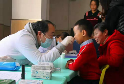 青島市口腔醫(yī)院公益醫(yī)療隊(duì)為“星星的孩子”呵護(hù)健康笑容